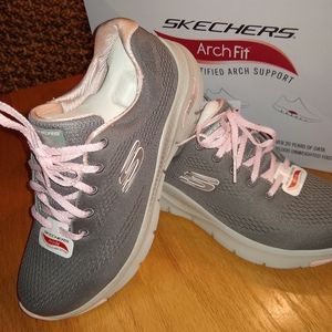 SKECHERS